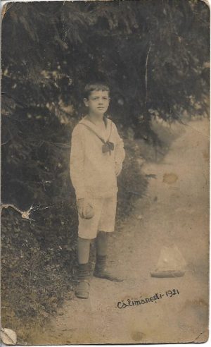 Băiat în costum de marinar și corabie de jucărie, Călimănești, 1921