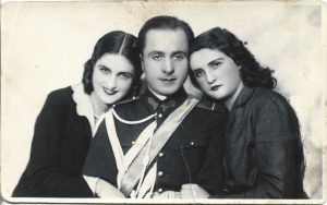 Ofițer român și tinere, 1932, Cernăuți