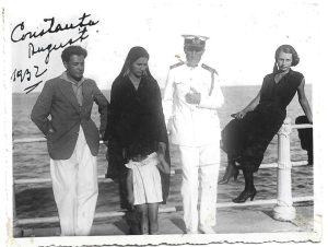 Căpitan român în uniformă de vară și civili, Constanța, 1932
