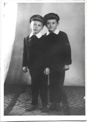 Elevi de școală primară în uniformă școlară, 1971, România