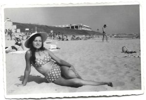 Tânără în costum de baie la plajă pe litoralul românesc, 1961