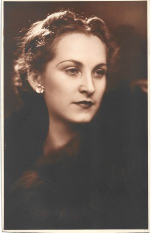 Portret de femeie, 1940, studio Chevallier, Piatra Neamț