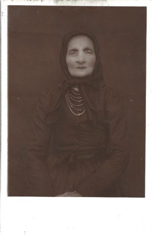 Portret de femeie, studio Kiss, România, perioada interbelică