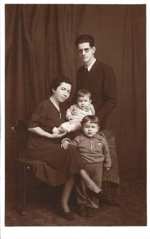 Fotografie de familie, studio Foto Princiar Gheorghe Biba, 1943