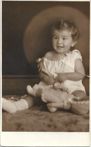 Fetiță cu păpușă, 1930, studio Foto Luvru, București