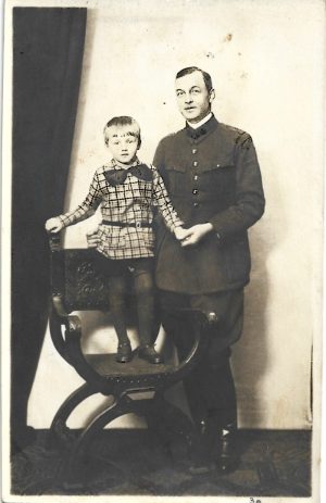 Căpitan român și copil stând pe jilț, studio Emil Fischer, Sibiu, 1931