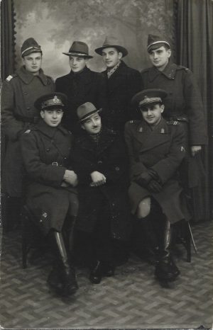 Ofițer cu însemn de rănit, gradat TR, elevi militari și civili, studio Dobrescu, Câmpulung, perioada regalității