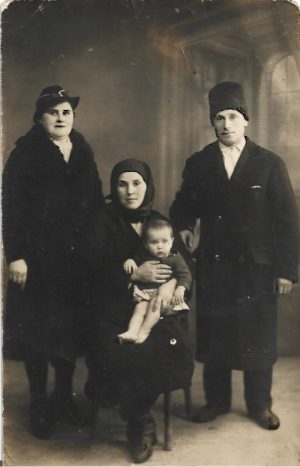 Fotografie de grup, studio Splendid, Iași, perioada interbelică
