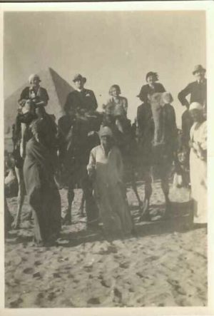 Români pe dromaderi la piramide în Egipt, 1933