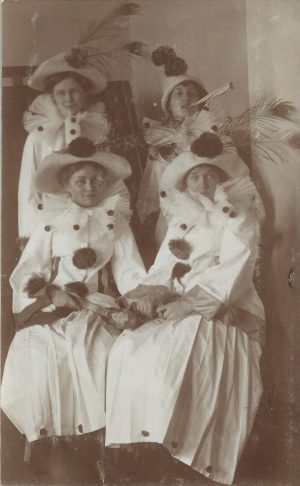 Tinere în costume de carnaval, România, începutul secolului al XX-lea