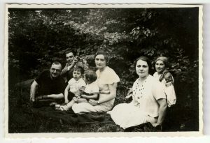 Bărbat cu aparat de fotografiat, femeie în port popular românesc și alții, studio Fraseco, Cernăuți, anii 1930