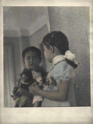 Fetiță cu păpușă, fotografie colorizată, România, perioada interbelică