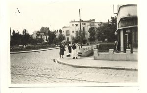 Negustor cu cobiliță în București în fața Boiangeriei La Parisianu, Calea Dudești nr 67, colț cu strada Traian, 1943
