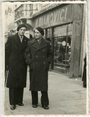 Cernăuți, fotografie în fața magazinului de bijuterii a lui Herman Bianovici, Piața Unirii 11, studio Salo Brüll
