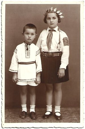 Fetiță în uniformă Straja Țării, cu coroniță și băiat în port popular românesc, studio Opera, Cluj