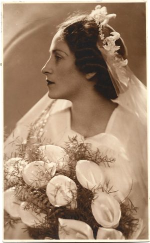 Portret de femeie, 1939, studio Chevallier, Piatra Neamț