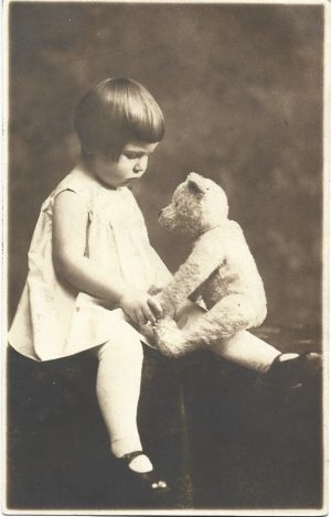 Fetiță cu ursuleț de pluș, 1927, studio Emil Fischer, Sibiu
