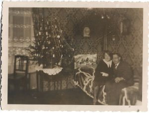 Familie de sași cu brad de Crăciun și copil cu jucării, 1937-1940, Transilvania, lot de 3 fotografii