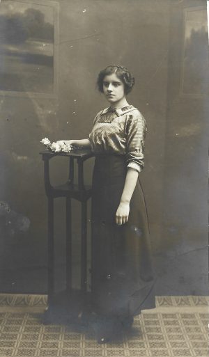 Tânără, 1912, studio Fotoglob, București