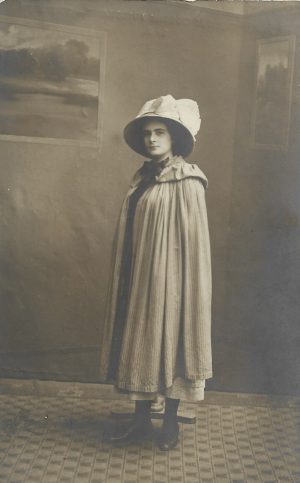 Tânără, cu pălărie și pelerină, studio Fotoglob, București