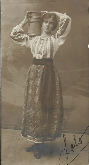 Tânără în port popular românesc, 1913