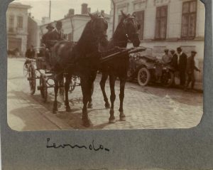 Automobil, trăsură și biciclist, București, cca 1912