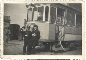 Angajați în uniforme maghiare a unei societăți de tramvaie și tramvai cu vatman