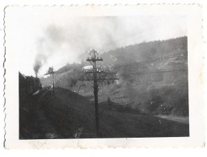 Fotografie făcută locomotivei din vagonul de pasageri, România, perioada interbelică