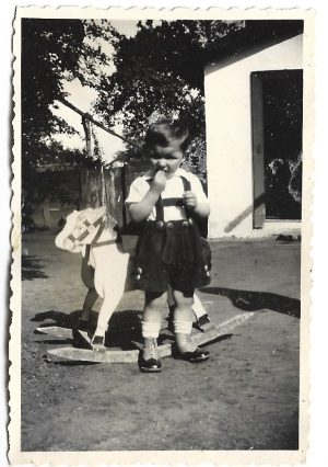 Copil cu căluț-balansoar, Arad, 1938