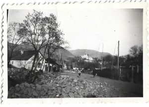 Uliță în sat, România, perioada interbelică
