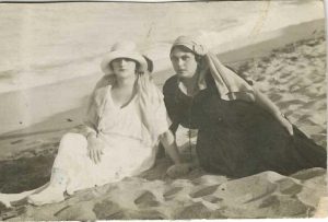Femei pe plajă, România, perioada interbelică