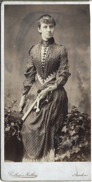 Femeie în vestimentație de epocă, 1897, studio Csillagi és Rutkai, Arad