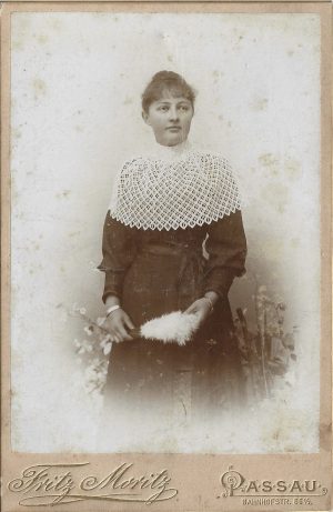 Femeie în vestimentație de epocă, studio Fritz Moritz, Passau