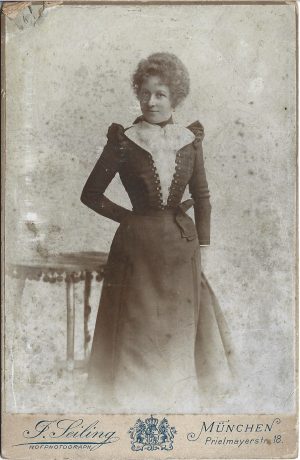 Femeie în vestimentație de epocă, studio Jakob Seiling, München