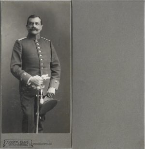 Ofițer german cu sabie și pince-nez, studio Gustav Lang, Regensburg