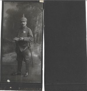 Ofițer german cu sabie și hartă în porthart, studio Wollmann, Zweibrücken