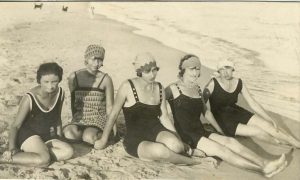 Femei în costume de baie pe plajă, România, 1927