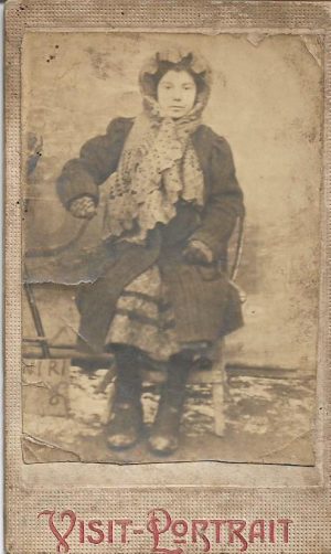 Tânără, studio Michel Goldstein, București