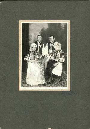 Țărani în port popular românesc, studio Mircea Iuga, Poiana Sibiului, perioada interbelică