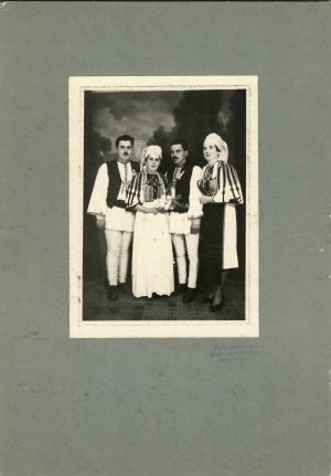 Țărani în port popular românesc, studio Mircea Iuga, Poiana Sibiului, perioada interbelică