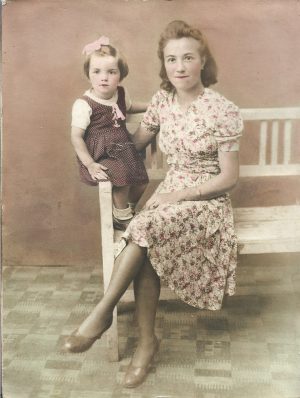 Femeie și fetiță, fotografie colorizată manual, cca anii 1940