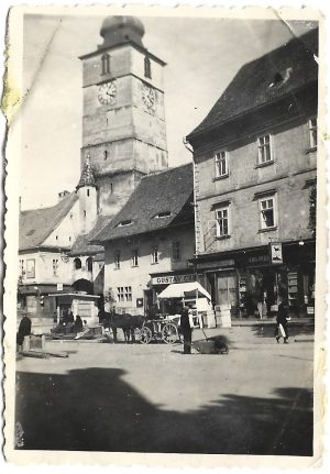 Trăsură, măturător de stradă și firme la Turnul Sfatului, Sibiu, 1937