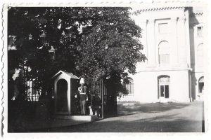 Soldat din Regimentul de Gardă Călare de gardă la Palatul Regal, București, 1936