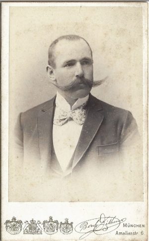 Portret de bărbat cu mustăți foarte mari, studio Dittmar, München