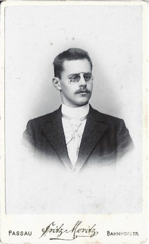 Portret de bărbat cu pince-nez, studio Fritz Moritz, Passau
