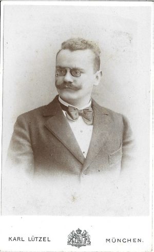 Portret de bărbat cu pince-nez, studio Karl Lützel, München