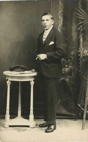 Bărbat cu țigară, Mediaș, 1923