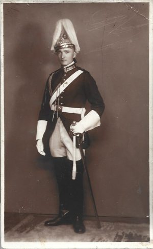 Soldat din Regimentul de Escortă Regală, redenumit Regimentul de Gardă Călare în 1936, în ținută de ceremonie model 1930, cu sabie, studio Pallas, București
