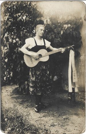 Femeie cu chitară, Transilvania, 1926