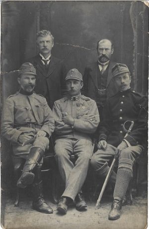 Militari austro-ungari cu decorații, tesac, baionetă și sabie